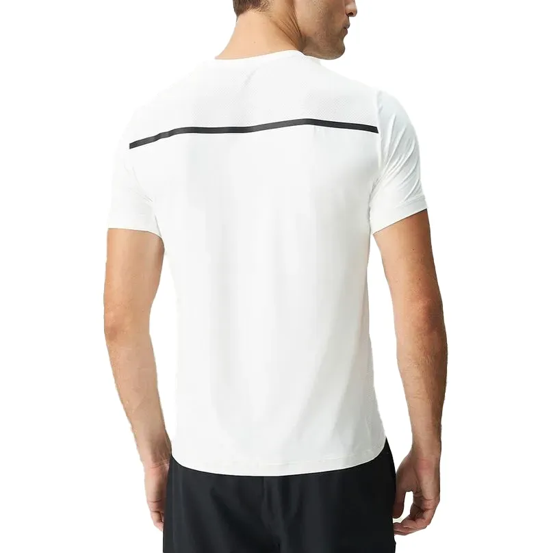 Vista lateral da camiseta branca masculina Fila Performa Wind com faixa preta e logo no ombro